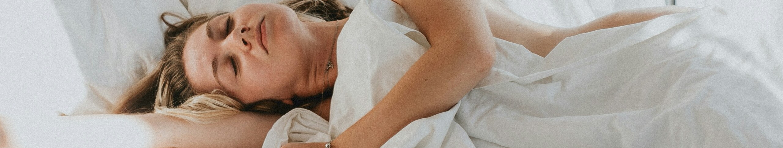 Dormir bien en la menopausia: Alimentos, hábitos y suplemento