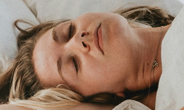 Dormir bien en la menopausia: Alimentos, hábitos y suplemento
